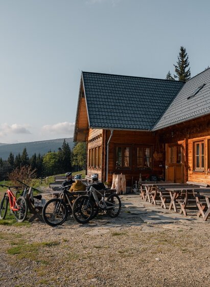 Cyclists on the Glatzl Trahütten Alm in St. Lorenzen am Wechsel in Eastern Styria | © Verein Tourismusentwicklung Steirischer Wechsel | Roastmedia | © Verein Tourismusentwicklung Steirischer Wechsel