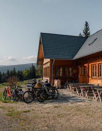 Cyclists on the Glatzl Trahütten Alm in St. Lorenzen am Wechsel in Eastern Styria | Roastmedia | © Verein Tourismusentwicklung Steirischer Wechsel