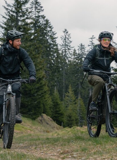 Cyclists on the Styrian Wexl Trails in Eastern Styria | © Verein Tourismusentwicklung Steirischer Wechsel | Roastmedia | © Verein Tourismusentwicklung Steirischer Wechsel