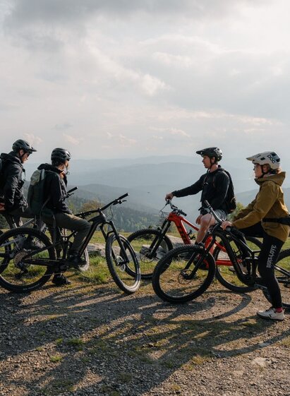 Cyclists on the Styrian Wexl Trails in Eastern Styria | © Verein Tourismusentwicklung Steirischer Wechsel | Roastmedia | © Verein Tourismusentwicklung Steirischer Wechsel