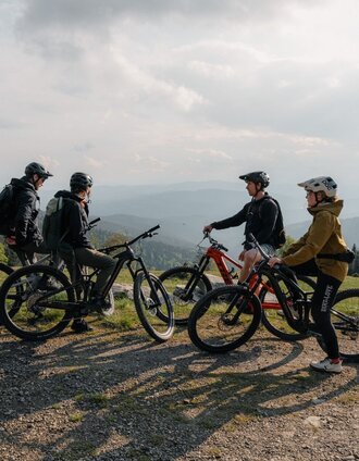 Cyclists on the Styrian Wexl Trails in Eastern Styria | Roastmedia | © Verein Tourismusentwicklung Steirischer Wechsel