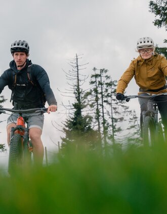 Radfahrer auf den Steirischen Wexl Trails in der Oststeiermark | Roastmedia | © Verein Tourismusentwicklung Steirischer Wechsel