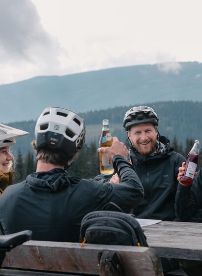 Cyclists on the Glatzl Trahütten Alm in St. Lorenzen am Wechsel in Eastern Styria | © Verein Tourismusentwicklung Steirischer Wechsel | Roast Media | © Verein Tourismusentwicklung Steirischer Wechsel