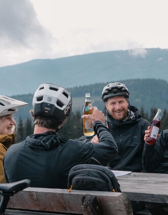 Radfahrer auf der Glatzl Trahütten Alm in St. Lorenzen am Wechsel in der Oststeiermark | Roast Media | © Verein Tourismusentwicklung Steirischer Wechsel
