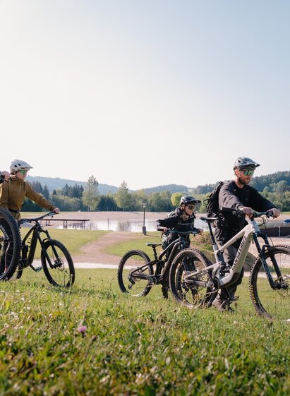 Cyclist at the bathing lake in Pinggau in Eastern Styria | © Verein Tourismusentwicklung Steirischer Wechsel | Roastmedia | © Verein Tourismusentwicklung Steirischer Wechsel