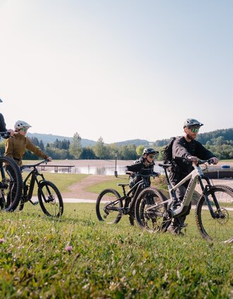 Cyclist at the bathing lake in Pinggau in Eastern Styria | Roastmedia | © Verein Tourismusentwicklung Steirischer Wechsel