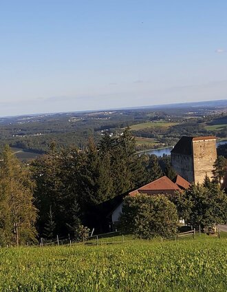 Castle Neuhaus with view to Stubenbergsee, in eastern Styria | Christine Pollhammer | © Oststeiermark Tourismus