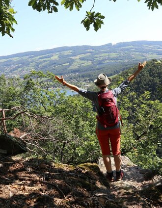 Vulture wall with view of Stubenbergsee, eastern Styria |  (c) WEGES | © Oststeiermark Tourismus
