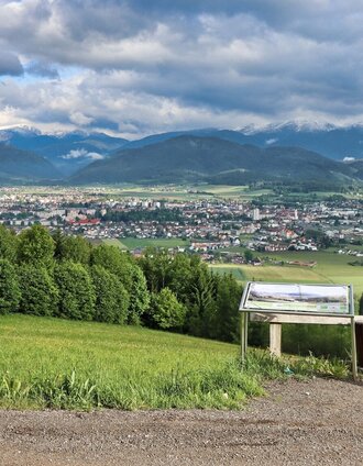 Wir erreichen die höchste Stelle mit einem Aussichtsbankerl | Weges OG | © Weges OG