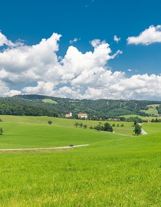 Blick auf Piber und Außenhof Kampl | Die Abbilderei | © Region Graz