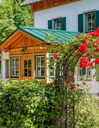 Pension Waldruhe, Grundlsee, Eingang mit Rosen | © Sandro Kumric