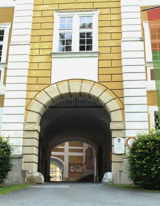 Tor Schloss Stainz - Gegenüber ist der Start der Tour | Irene Löschnig | © TVB Südsteiermark/Irene Löschnig