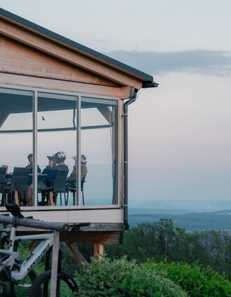 Flourl´s Schenke Terasse in Dechantskirchen in der Oststeiermark | Roastmedia | © Verein Tourismusentwicklung Steirischer Wechsel