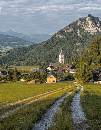 Blick auf die Ortschaft Pürgg | Gerhard Pilz | © Erlebnisregion Schladming-Dachstein