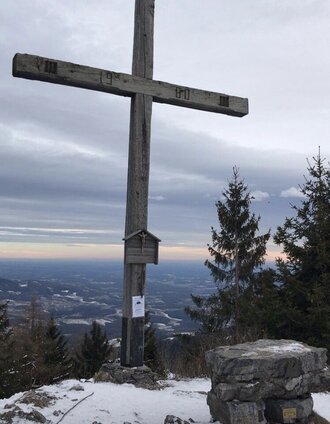 Summit cross on the Zetz, winter hike, Eastern Styria | © Oststeiermark Tourismus