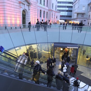 ©                                                        |                                 