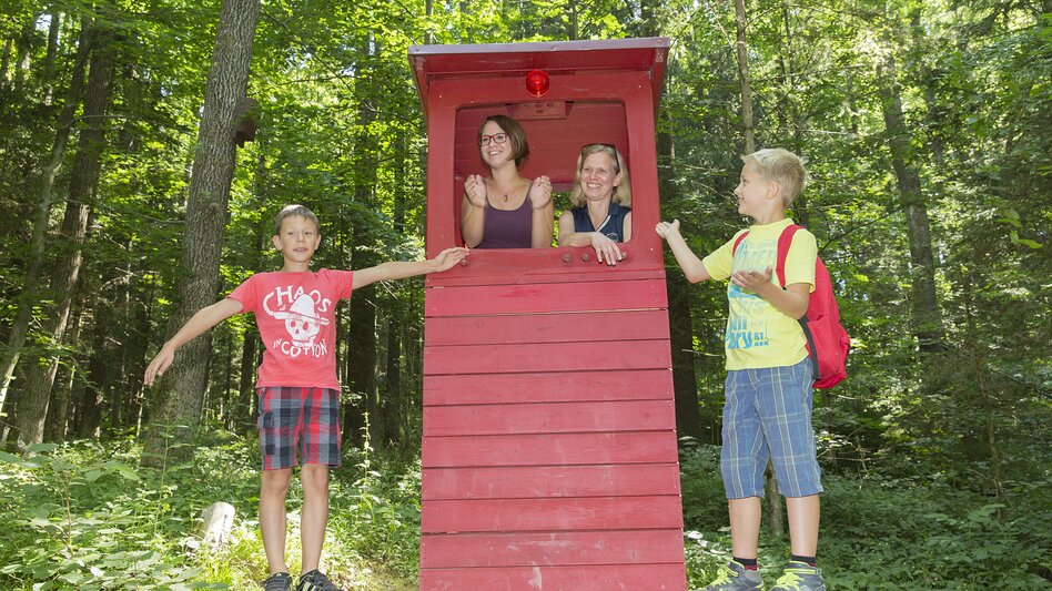 Zwei Damen die aus einem Fernseher aus Holz lachen