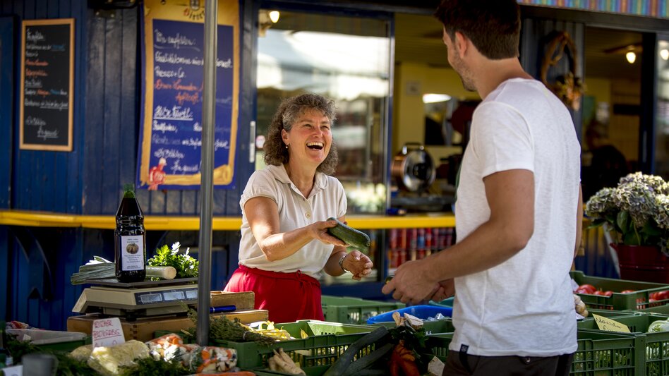 Flanieren über den Kaiser Josef Markt: Das geschäftige Treiben, die frischen Produkte und dazwischen ein netter Tratsch mit den heimischen Lebensmittelproduzent:innen. Besser kann ein Samstagvormittag für mich nicht starten. - Elisabeth Stolzer  | © STG | Tom Lamm