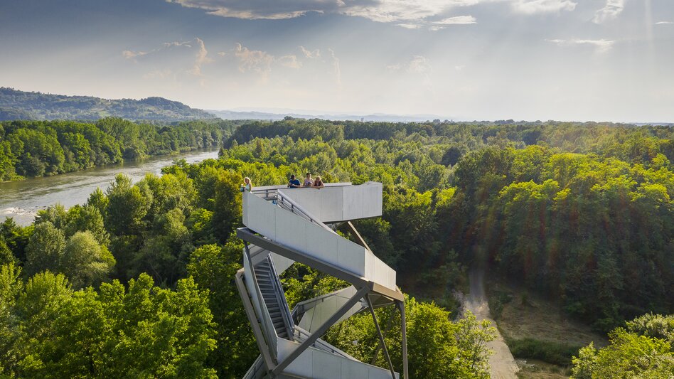Zur Ruhe kommen, nur das Plätschern der Mur hören und seinen Blick in die Ferne schweifen lassen: Das geht für mich am besten am Murturm in Gosdorf. Vom Röcksee ist es ein ungefähr 20minütiger Spaziergang zum Murturm (oder ein paar Minuten mit dem Rad), dann geht es 168 Stufen hinauf, kurz verschnaufen und dann das Panorama in alle Richtungen genießen. - Belinda Schagerl-Poandl | © STG | pixelmaker.at