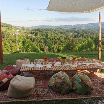Boho by Kilger – lukullische Highlights inmitten der atemberaubenden Weinberge der Südsteiermark – im Sommer mit DJ – wird gewiss nicht lange ein Geheimtipp bleiben! - Lena Maikisch | © STG | Lena Maikisch