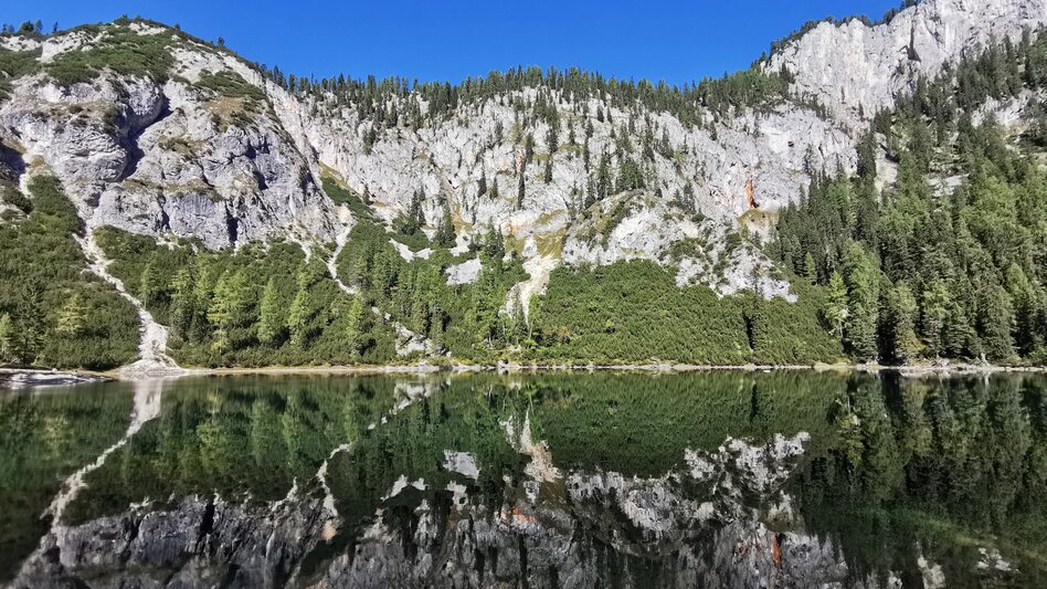 Ein Geheimtipp für Wanderer: traumhafte Stille, etwas herausfordernder Anstieg, aber der Anblick des Ahornsees belohnt gewiss für alle Mühen – eindeutig mein schönstes Ausflugsziel 2021. - Lena Maikisch | © STG | Lena Maikisch