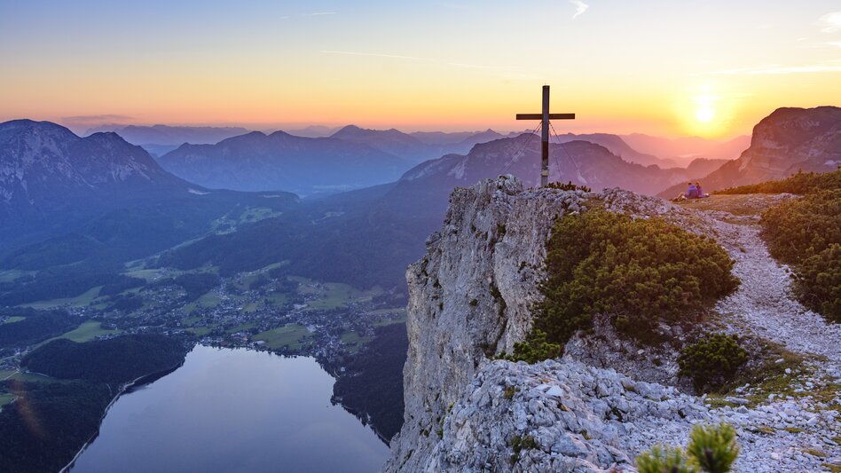 Das Ausseerland: Ich liebe die Kombination aus Bergen und Seen. Für mich der perfekte Ort um zu entschleunigen und meine Seele baumeln zu lassen. Egal ob zum Wandern und Baden im Sommer, oder beim Winterspaziergang durch die verschneite Landschaft und anschließender Einkehr in ein gemütliches Landgasthaus oder die Almhütte. - Sarah Valda | © Steiermark Tourismus | Volker Preusser
