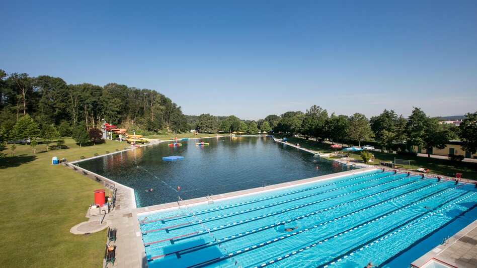 Das Freibad Fürstenfeld: das schönste und größte Freibad, das ich kenne – verbunden mit coolen Kindheitserinnerungen. Mit viel natürlichem Schatten, super Stimmung und sehr guter Kulinarik fühlt man sich dort wie im Urlaub. - Ina Mandl-Majcen | © Thermen- & Vulkanland | Harald Eisenberger