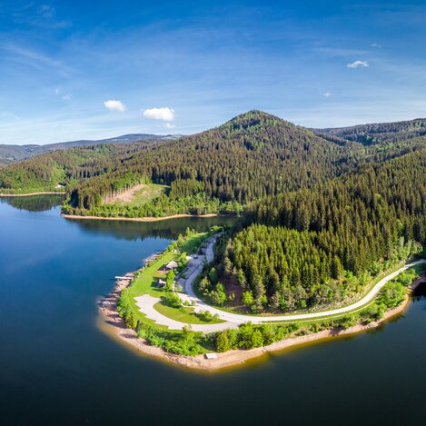 Stausee Soboth: Ein herrlicher Ort zum Abkühlen im Sommer und genug Platz zum Baden und Bootfahren. Am besten leiht man sich ein kleines Ruderboot aus und sucht sich selbst ein idyllisches Platzerl, vorzugsweise am Westufer. - Ulrike Preiss | © Schilcherland Steiermark | Peter Kremser