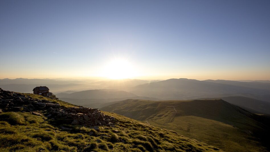 Wildsee und Zirbitzkogel: Mit dem Wildsee verbinde ich schöne und glückliche Kindheitserinnerungen. Ich verbrachte in der Kindheit in den Ferien mit meiner Schwester gemeinsam immer wieder Zeit bei meiner Oma und meinen Verwandten in Mühlen und Noreia. Die Wanderung zum wunderschönen Wildsee und zum Schutzhaus auf den Zirbitzkogel (2.396 m - höchster Gipfel der Seetaler Alpen) war immer ein Highlight des Sommers an das ich mich gerne zurück erinnere.  - Anita Seewald | © Steiermark Tourismus | Tom Lamm