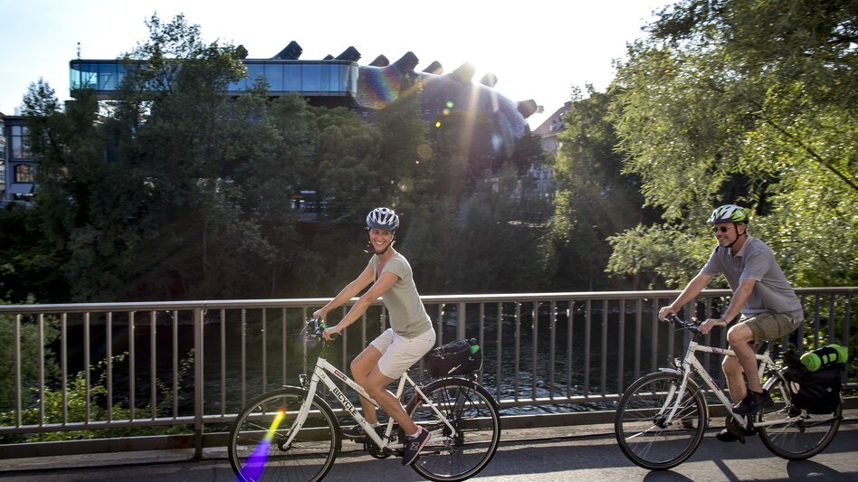 Unter dem Motto „Das Gute liegt so Nah“: Das umliegende Grazer Bergland vom Schöckl, der Laßnitzhöhe sowie auch die Umgebung rund um die Murauen liegen mir sehr am Herzen. Wanderungen, Walking-Runden oder mit dem Rad – gerne bin ich sportlich rund um Graz unterwegs, da kann man entspannen und auch wieder Ruhe finden. - Anita Seewald | © Steiermark Tourismus | Tom Lamm