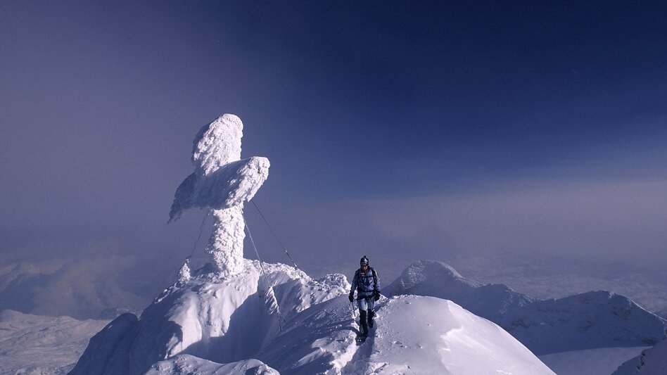 Am Gipfel des Dachsteins: Für meinen Schwager war das sein absoluter Lieblingsort. Zwei Mal hatte ich das Glück den höchsten Punkt der Steiermark gemeinsam mit ihm zu besteigen – er war ein erfahrener Bergretter. Heute blicke ich mit einem lachenden und einem weinenden Auge an diese schöne Zeit zurück.  - Gudrun Schweinzger  | © Steiermark Tourismus | Herbert Raffalt