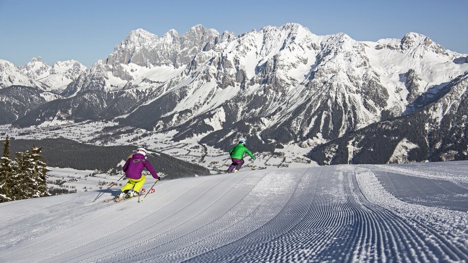 Schladming und die 4-Berge Skischaukel: Skifahren, Winterwandern oder auf Schneeschuhen – die Region Schladming-Dachstein ist für mich der ideale Ort, um in beeindruckender Winterlandschaft sportlich aktiv zu werden. Auf 123 präparierten Pistenkilometern ist für jeden etwas Passendes dabei. - Gudrun Schweinzger  | © www.gregorhartl.at | Mag.art. Gregor Hartl