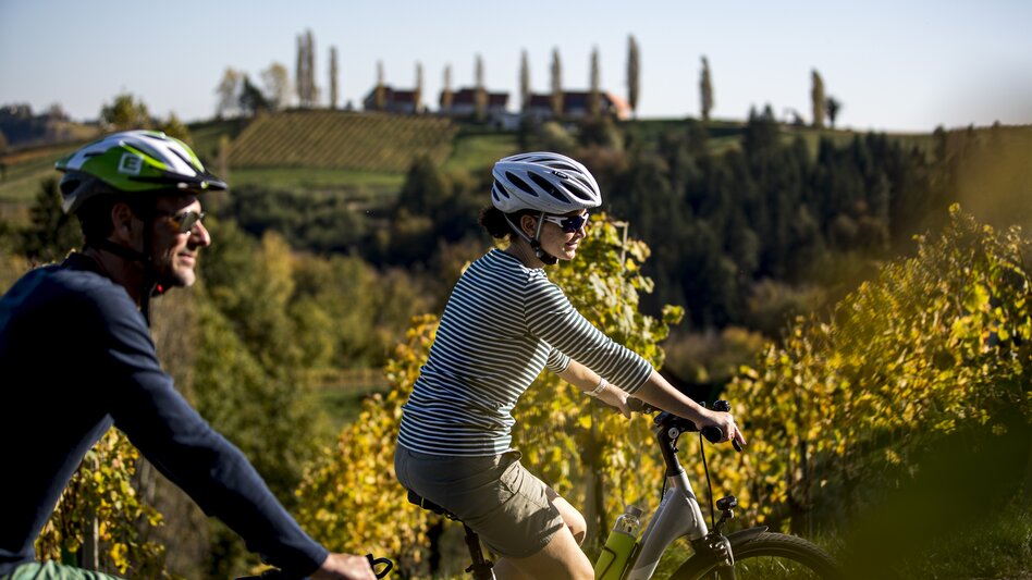 Radfahren in der Südsteiermark ist für mich nicht nur eine beliebte Fortbewegung in meinem Heimatsort, sondern im selben Moment auch eine Möglichkeit die für mich schönsten Landschaften Österreichs an der frischen Luft in vollen Zügen genießen zu können. - Manuela Kogl  | © Steiermark Tourismus | Tom Lamm