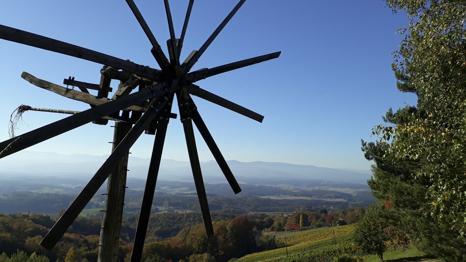Der Rundwanderweg „Das große Abenteuer am Demmerkogel“ ist mein Lieblingswanderweg, weil er für meine kleine Familie jedes Mal eine wunderbar abenteuerliche Zeit miteinander sorgt. Inmitten idyllischer Weinlandschaften zieht der Wanderweg unsere Kleinen von Station zu Station in seinen Bann und lässt uns Erwachsene staunen, wie fasziniert Kinder sein können. - Manuela Kogl  | © Steiermark Tourismus | Ute Hödl