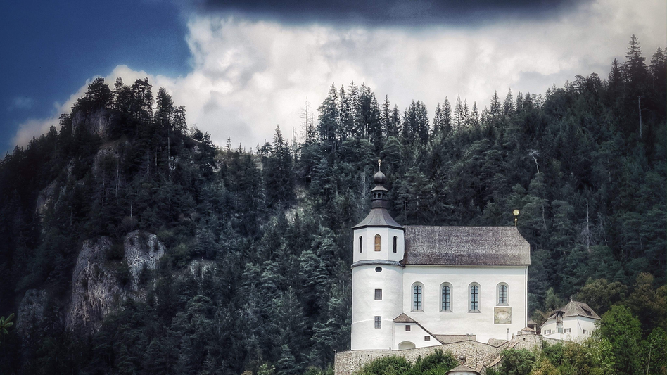 Freiensteinerkircherl: Nach einer ganz kurzen Wanderung über die Gspitzte Wand kommt man schon beim Freiensteinerkircherl an. Hoch über St. Peter Freienstein ist es angesiedelt und bietet einen Aussichtspunkt über das charmante Dorf. - Anja Leitner | © TV Erzberg Leoben | M. Pezmann