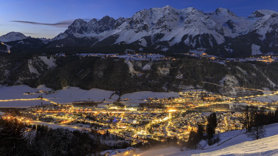 Schladming: Früh morgens als eine der Ersten auf den Pisten der Planai zu sein ist schon ein Erlebnis. Abends ist es das Treiben in der Stadt und die kleinen aber feinen Lokale die den Ort für mich so besonders machen.  - Julia Maierhofer | © Steiermark Tourismus | photo-austria.at