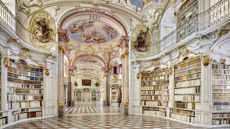 Die Klosterbibliothek des Benediktinerstifts Admont ist nicht nur weltberühmt, sie gehört mit ihren 70.000 antiquarischen Büchern auch zu den spannendsten und schönsten Ausflugszielen der Steiermark.  Außerdem laden hier gleich mehrere Museen und eine Wechselausstellung zum Erkunden ein.  | © Stift Admont | Stift Admont