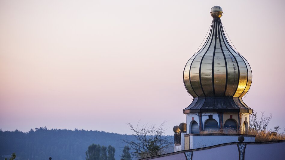 Sich im steirischen Thermenland für eine Therme zu entscheiden, ist alles andere als einfach. Genießer und Kunstliebhaber kommen in der von Friedensreich Hundertwasser gestalteten Therme Bad Blumau voll auf ihre Kosten.  | © Rogner Bad Blumau, Hundertwasser Architekturprojekt | Hundertwasser Architekturprojekt