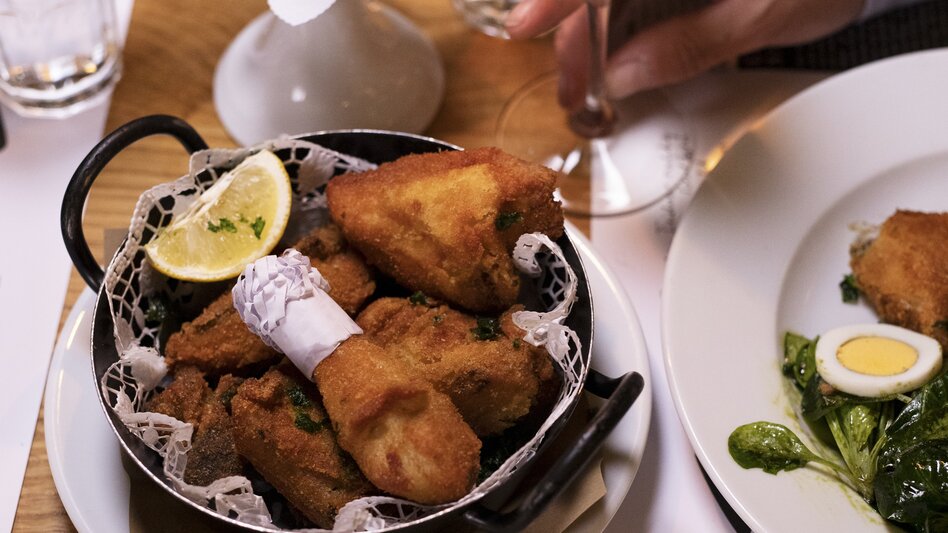 Der Steirer: Ob das knusprige Backhendl, ein frischer Salat oder die steirischen Tapas: kein Lokal in Graz schmeckt mehr nach der Steiermark als der Steirer. Bei einem Einkauf im hauseigenen Shop kann man im Anschluss den eigenen Kühlschrank mit steirischen Produkten und Weinen wieder auffüllen. Ein Verdauungsspaziergang entlang der Mur und über die Murinsel ist ebenfalls ein Muss nach einem Besuch 😉 - Julia Maierhofer | © Steiermark Tourismus | Punkt & Komma