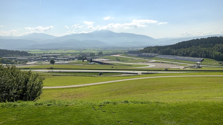 Tausende Besucher strömen Jahr für Jahr nach Spielberg, um die großen Motorsportveranstaltungen am Red Bull Ring zu besuchen. Mitfiebern, Daumen drücken oder sich vielleicht sogar selbst einmal in einen Rennwagen setzen: Spannung ist an den Rennwochenenden garantiert. Und auch sonst lohnt sich ein Ausflug in die Region immer. | © Steiermark Tourismus | Stephanie Renner