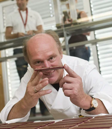 Josef Zotter mit seiner Kreation | Godany, Jacqueline | © Zotter Schokolade