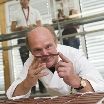 Josef Zotter mit seiner Kreation | Godany, Jacqueline | © Zotter Schokolade