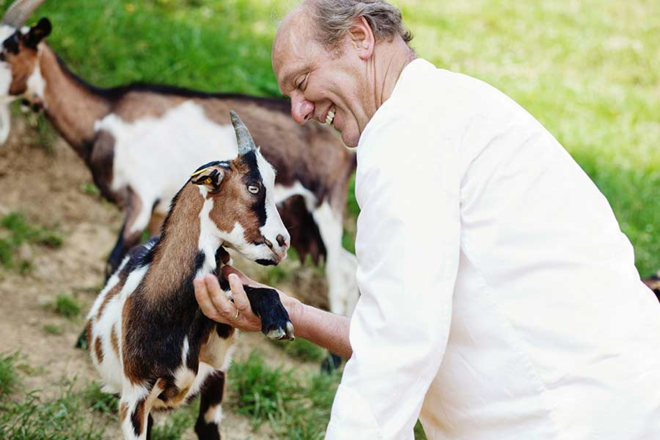 Josef Zotter in seinem Tiergarten | © Zotter Schokolade | Zotter Schokolade | © Zotter Schokolade