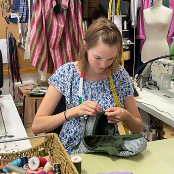 Besonders aufwendig sind die Zierelemente, die auf das Dirndl angebracht werden. Hier stecken viele Stunden Arbeit drinnen.  | © STG | Elisabeth Stolzer