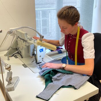 In Handarbeit entsteht aus dem Stoff dann Leib, Kittel und Schürze.   | © STG | Elisabeth Stolzer