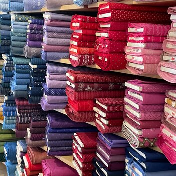 Qual der Wahl: Die Fertigung des Dirndls beginnt mit der Auswahl der passenden Stoffe und Muster.  | © STG | Elisabeth Stolzer