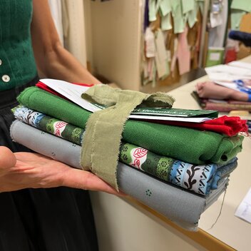 Hat man sich entschieden, wird Maß genommen und die Stoffe an die Schneiderei übergeben.  | © STG | Lena Maikisch