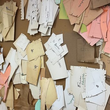 Hier lagern sämtliche Schnittmuster für steirische Alltags-, Sonntags- und Festtagstrachten.  | © STG | Lena Maikisch