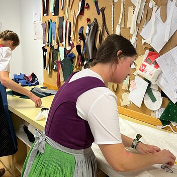 Die Muster werden händisch auf die Stoffe übertragen und zugeschnitten.  | © STG | Elisabeth Stolzer