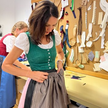 Je festlicher ein Dirndl sein soll, desto breiter ist auch der Handzug. Dieser wird ebenfalls in Handarbeit gefertigt.  | © STG | Lena Maikisch
